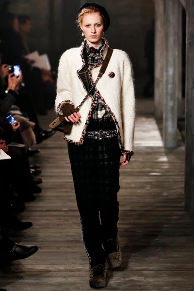 Look 10